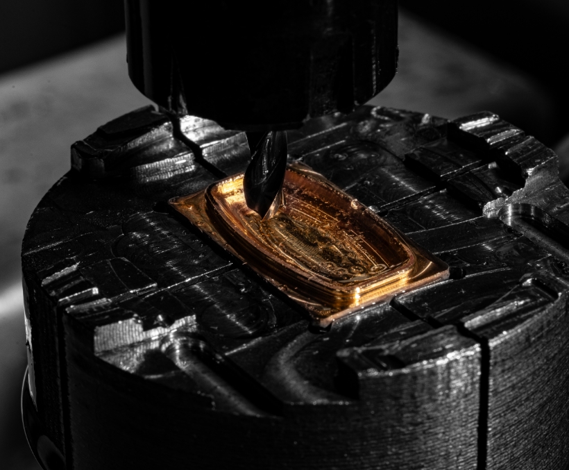 incisione targhetta oro bovo