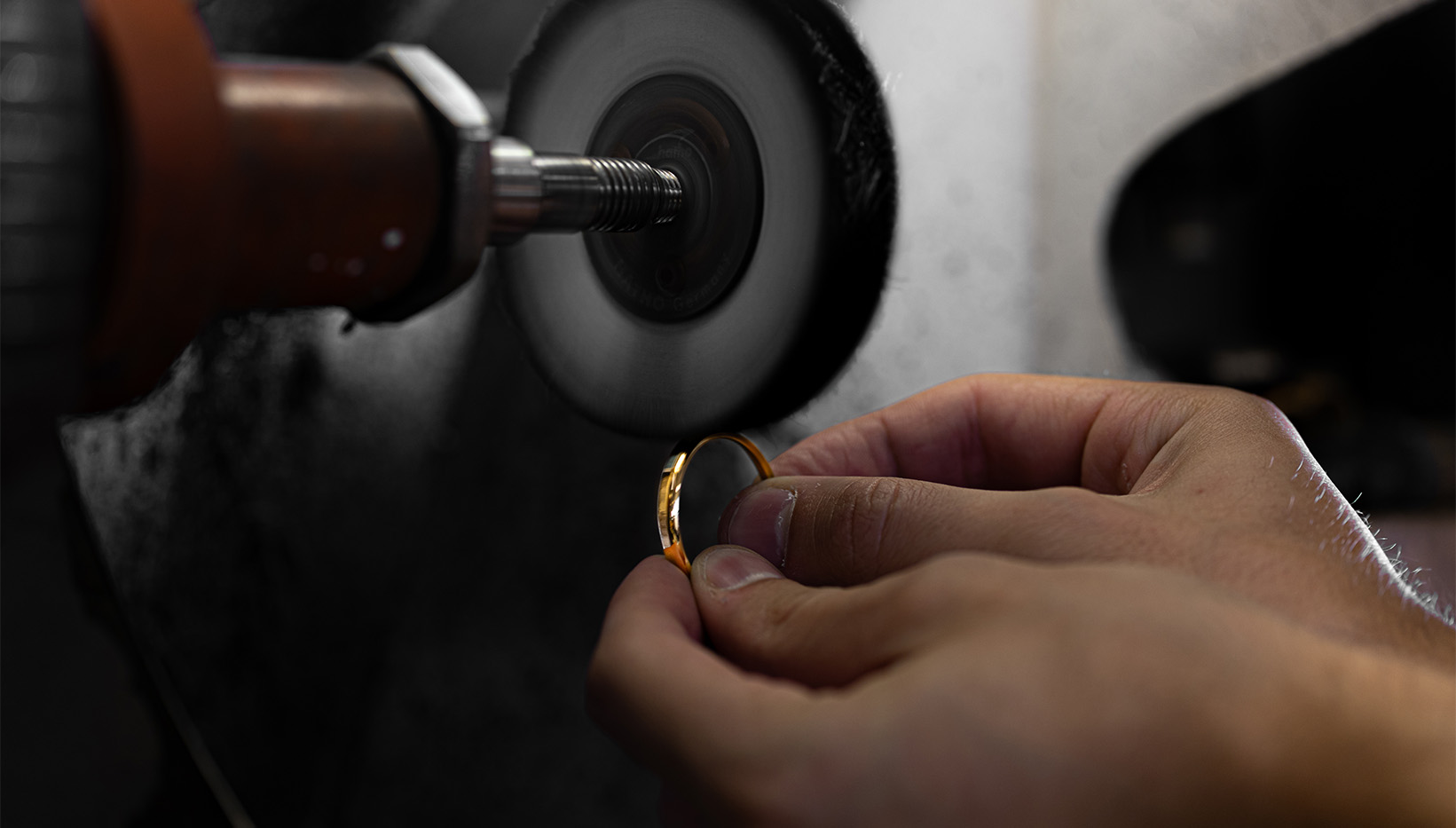 cassa orologio dorata